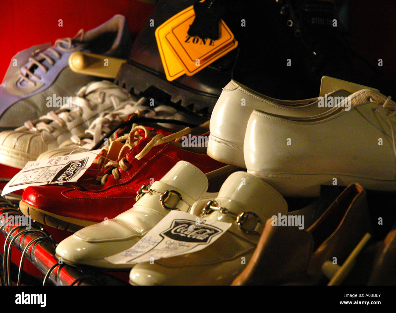 Zapatos de mujer precio fotografías e imágenes de alta resolución - Alamy