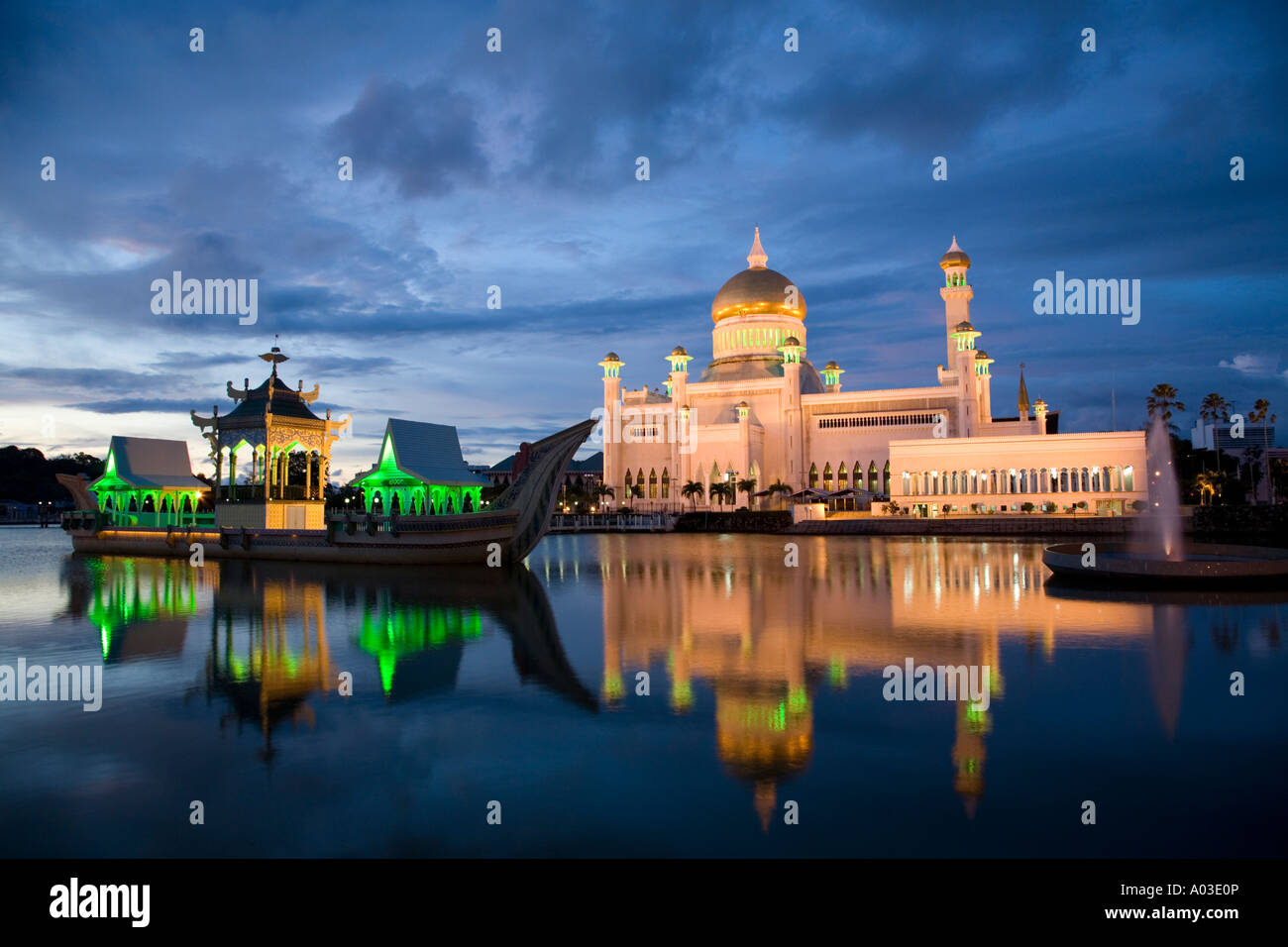 Mezquita de Omar Ali Saifuddien, Bander Seri Begawan, Brunei Foto de stock