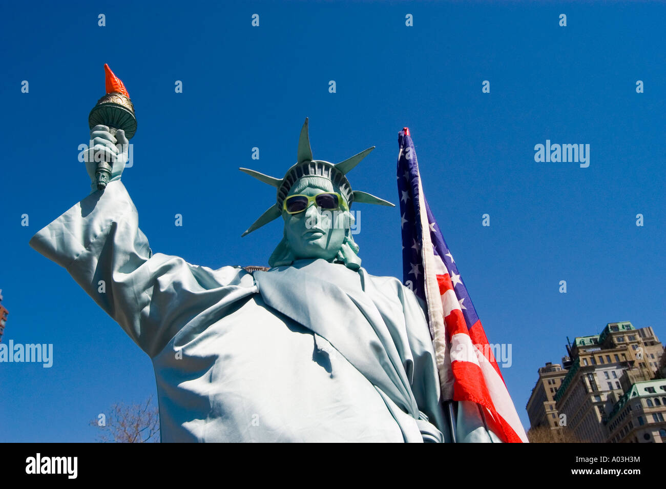 La Ciudad de Nueva York Nueva York Street animador como la Estatua de la libertad en Battery Park Foto de stock