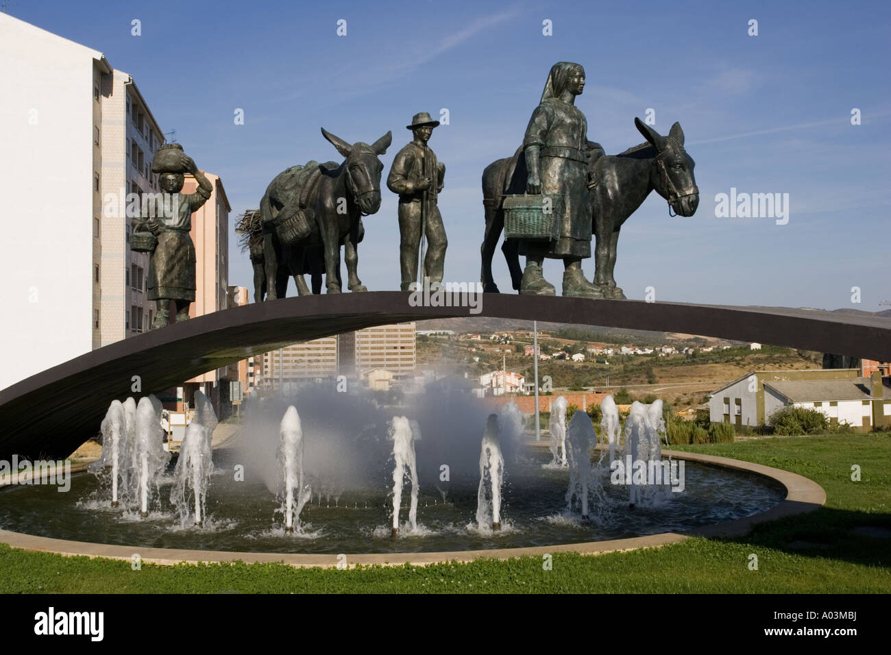 Estatuas de bronce de las personas y los caballos caminando sobre Trevi Braganca Portugal Foto de stock