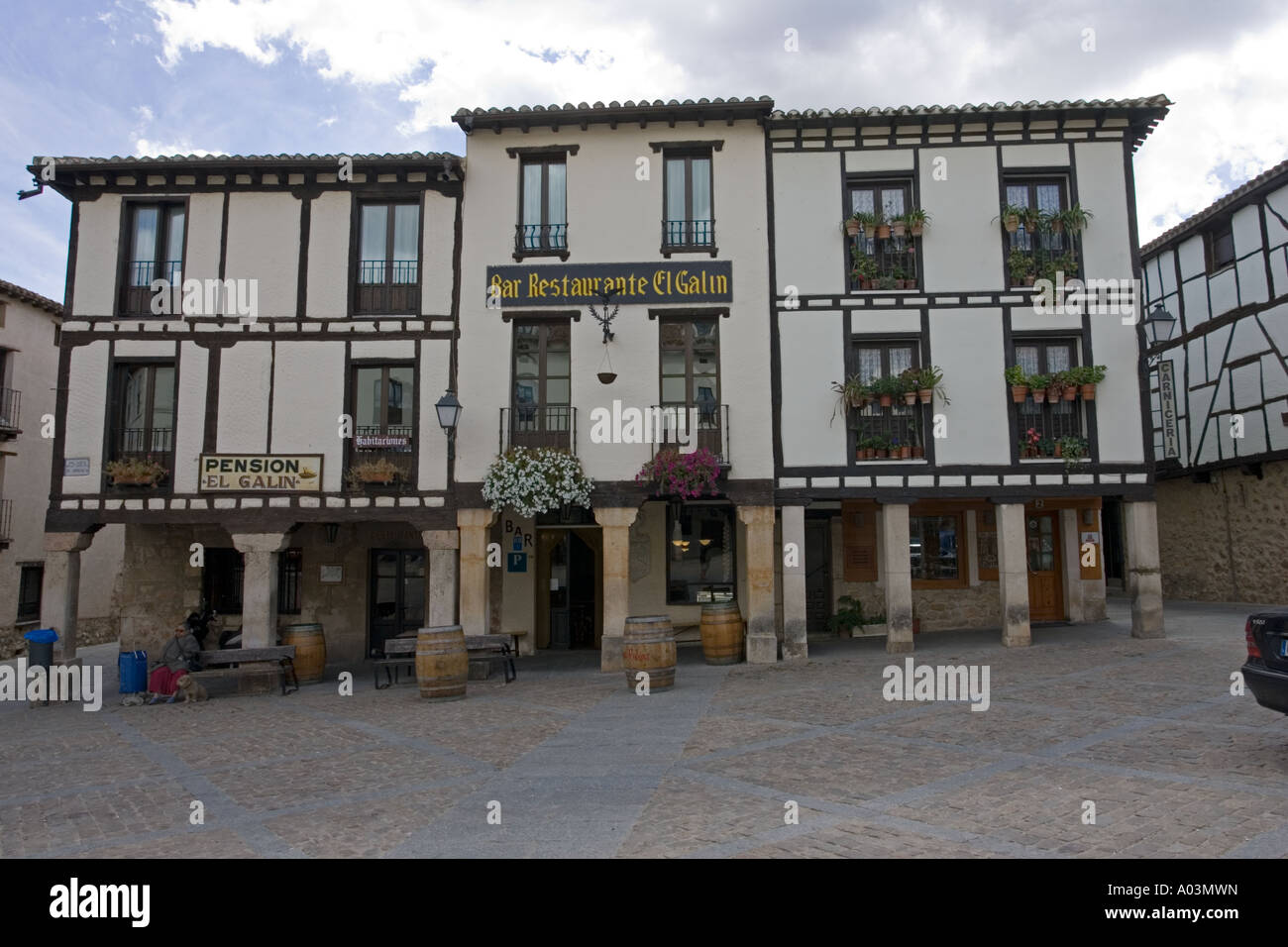 Antiguas casas con entramados de madera ahora un hotel Covarrubias Castilla Vieja España Foto de stock