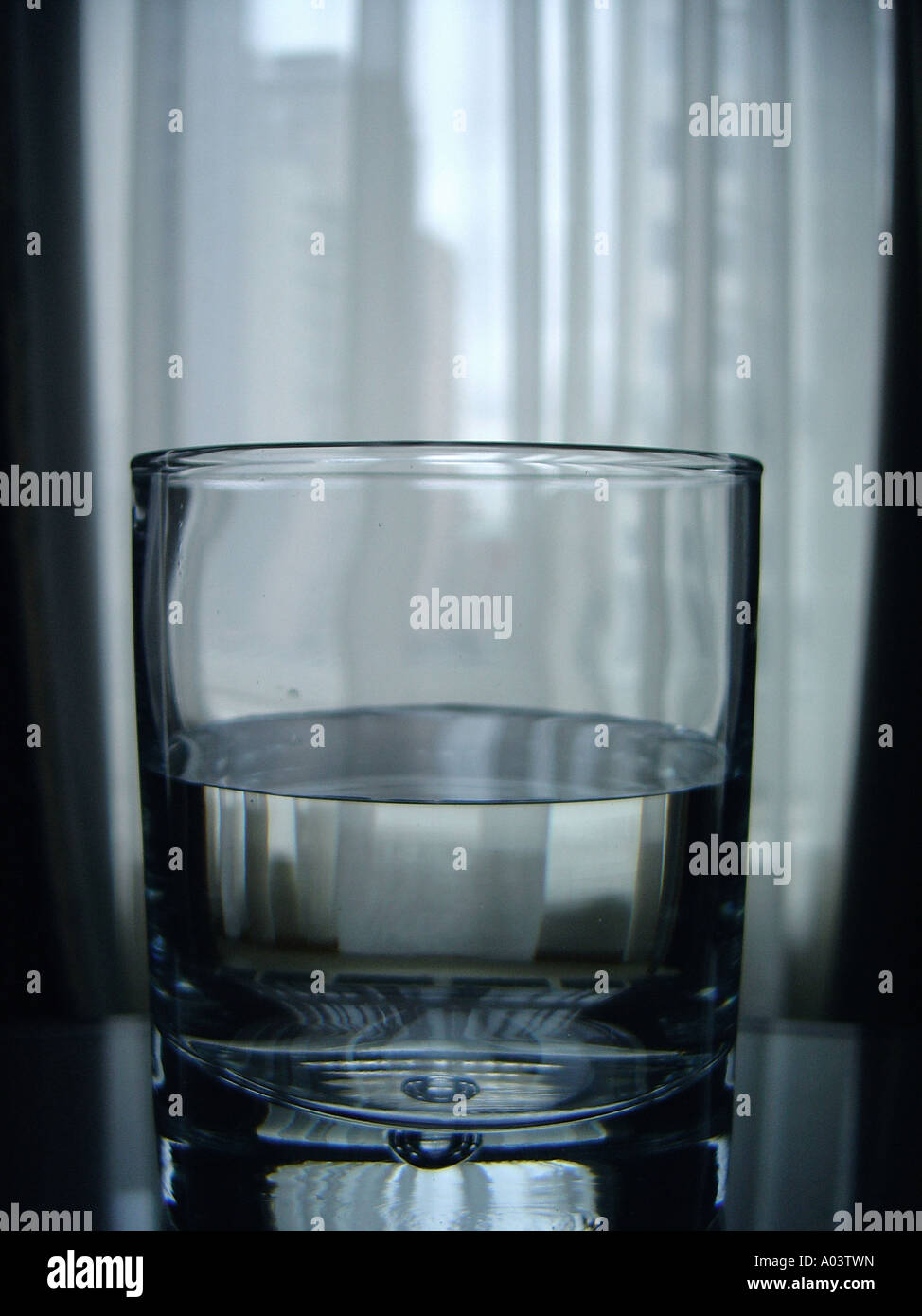 El enfoque selectivo sigue la vida de vaso de agua H2O vaso está medio lleno vaso está medio vacío el espacio de copia Foto de stock
