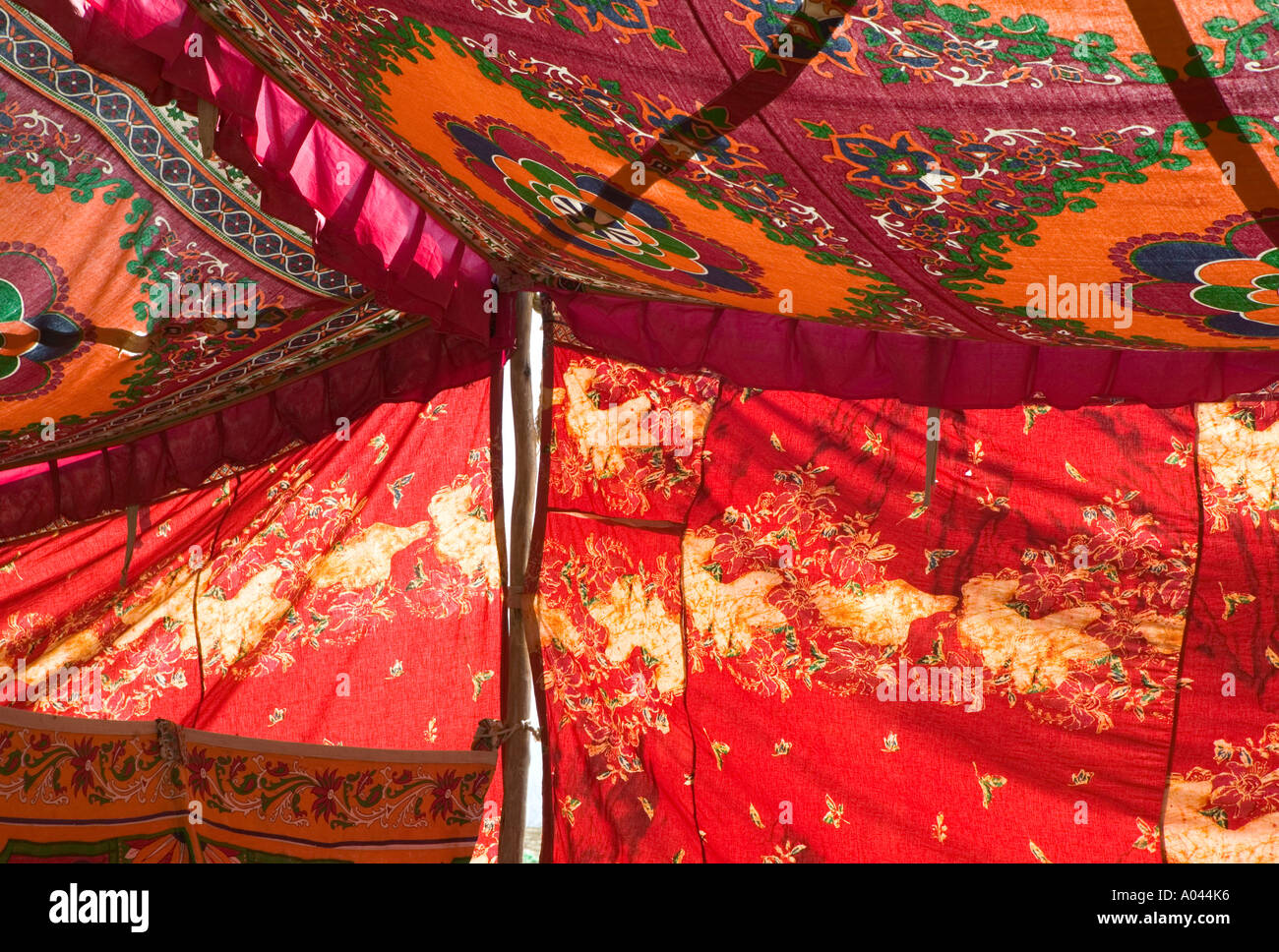 Las telas coloridas, Pushkar, Rajastán, India Foto de stock