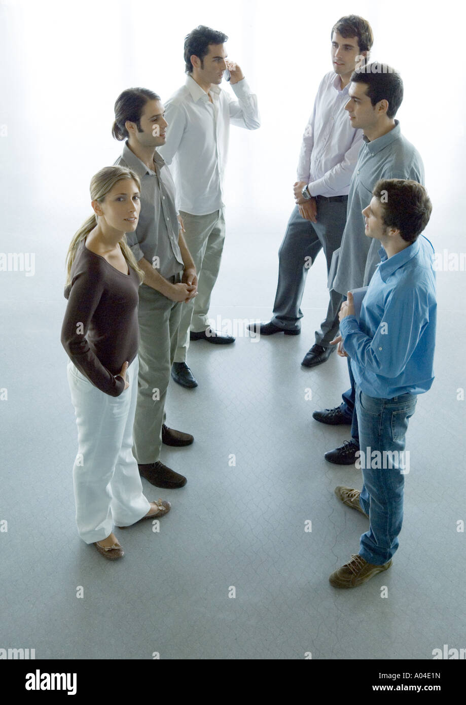 Negocio informal debate entre seis jóvenes profesionales, un alto ángulo de vista de longitud completa Foto de stock