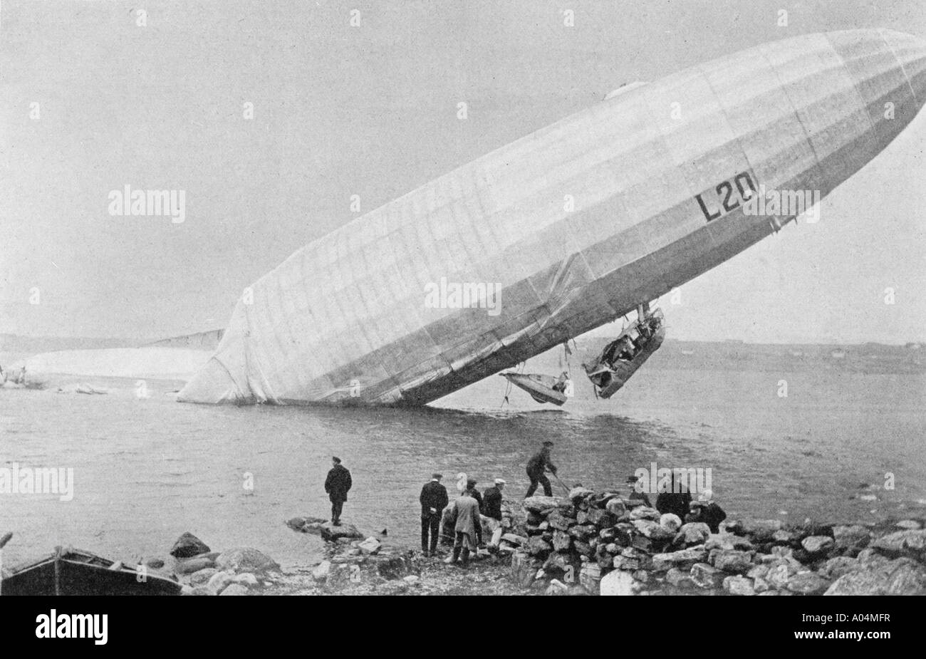 Se estrelló Zeppelin en Noruega, de la revista L'Illustration, 1916. Foto de stock