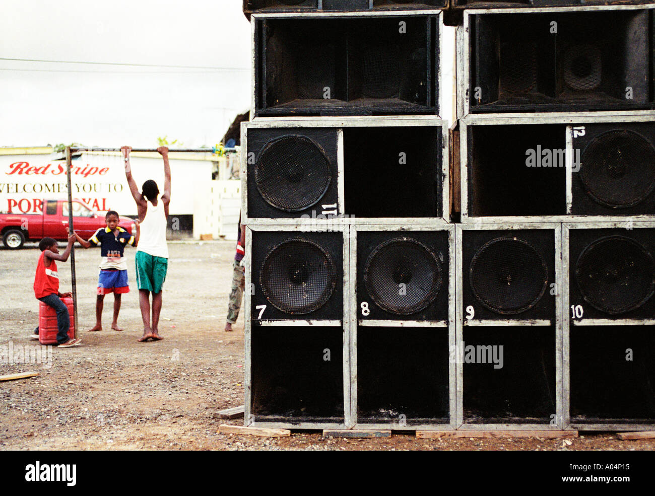 Niños jugando cerca de algunos oradores en Port Royal Kingston en Jamaica Foto de stock