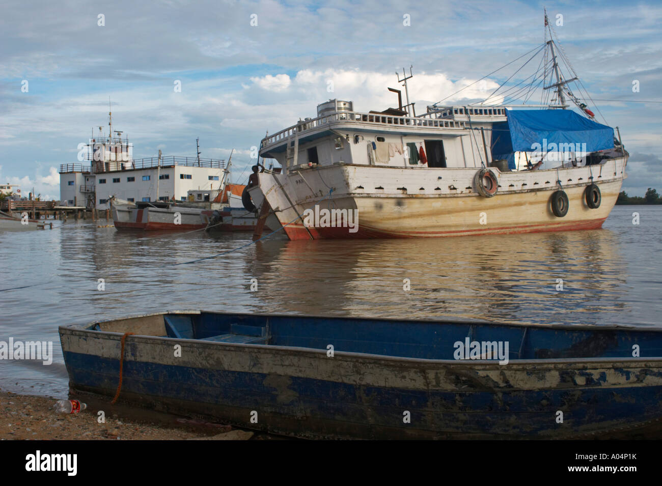 Barcos de madera atracados en el río Surinam, cerca del Waterkant en la ciudad capital de Paramaribo. Foto de stock