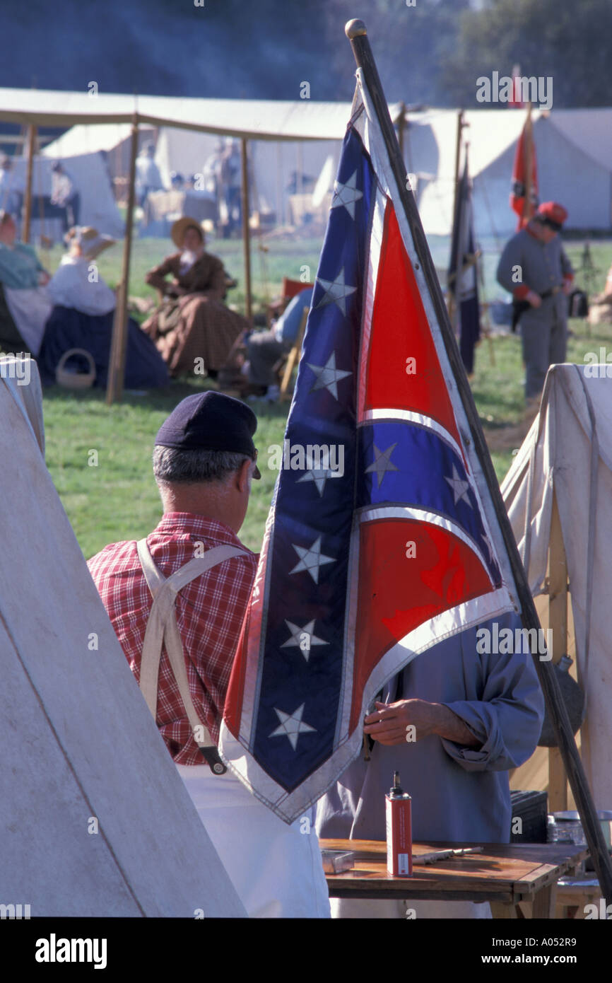 Estados Unidos bandera confederada en la histórica guerra civil recreación con tiendas de campaña y soldados Foto de stock