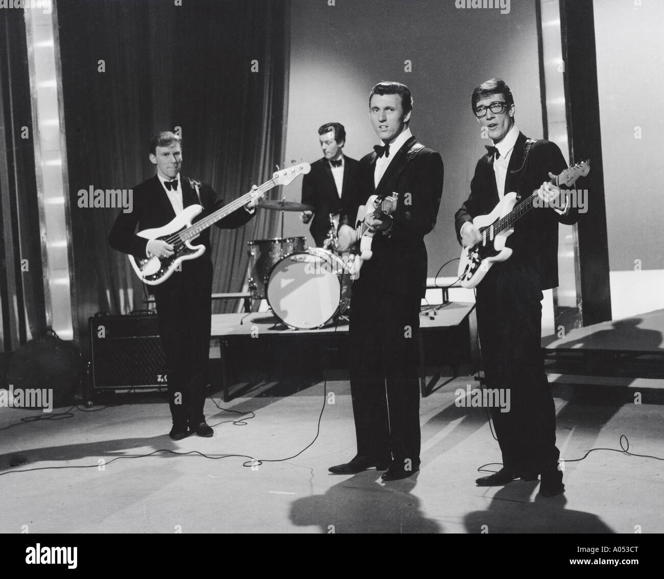 Las sombras grupo británico sobre 1963 de izquierda Brian Bloqueo, Tony Bennett, Bruce Welch, Hank Marvin Foto de stock