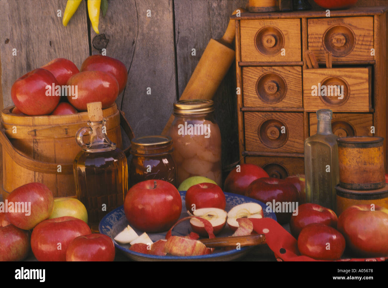 Colección de objetos para la preservación relacionadas con manzanas, mantequilla de manzana, jarabe y la cosecha de otoño sentarme junto al antiguo gabinete de especias Missouri USA Foto de stock