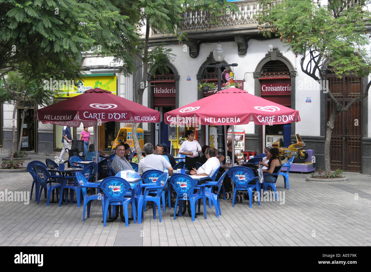Los clientes relajarse en un café de la calle en Telde Gran Canaria  Fotografía de stock - Alamy