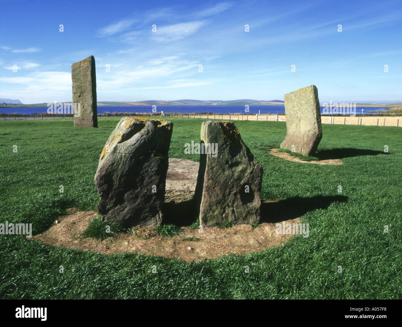 Dh Stenness Standing Stones STENNESS ORKNEY neolítico de la edad de piedra permanente círculo Loch de Stenness Foto de stock