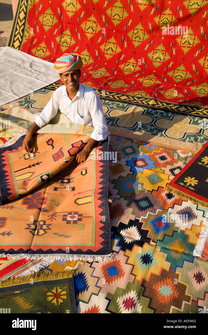 La famosa alfombra Prajapati Roopraj diseñador muestra sus alfombras hechas  a mano en el pueblo fuera de Jodhpur Rajastán India en el borde de  Fotografía de stock - Alamy