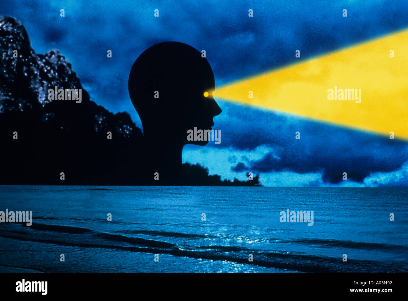 Imagen creada digitalmente el rostro de una persona mirando sobre el mar en la noche con un haz de luz amarilla que sobresale de los ojos Foto de stock
