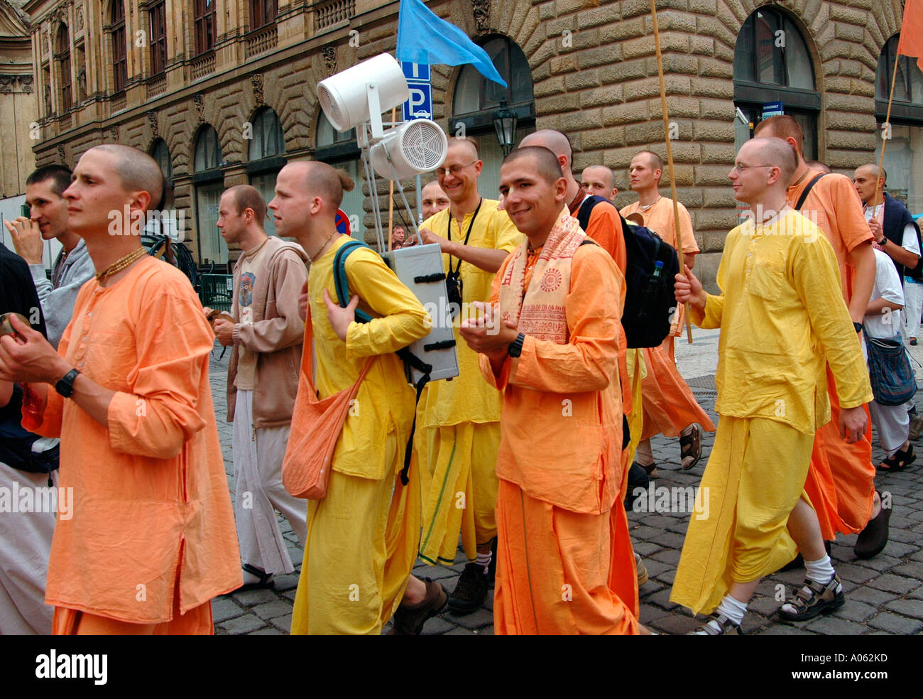 Calle de cantar el Hare Krishna por Harinamas en Praga República Checa Foto de stock