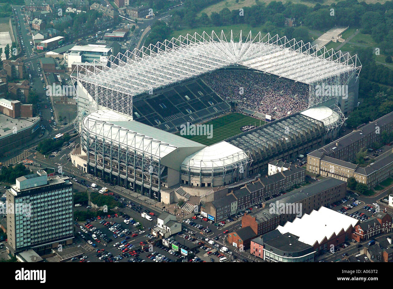 Vista aérea del Newcastle United Football Club, también conocido como St James' Park en Newcastle upon Tyne, hogar de las urracas Fotografía de stock - Alamy