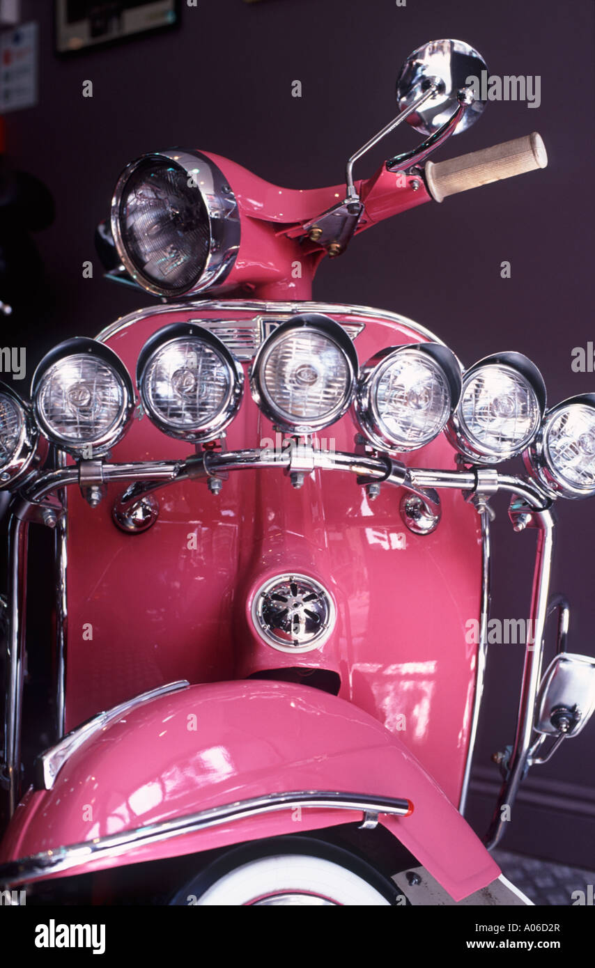 Hot Pink Mod motor scooter (Vespa 150) deportistas un conjunto de faros