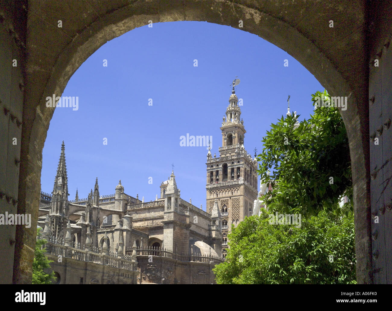 La ciudad de Sevilla, la Giralda y la catedral Foto de stock