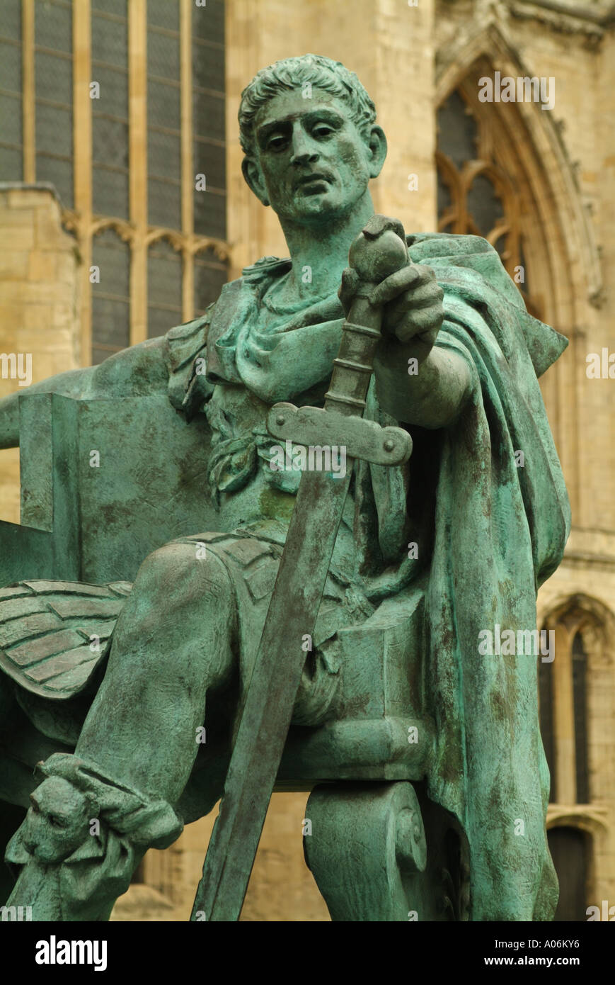 Estatua de bronce del emperador romano Constantino el Grande fuera de la Catedral de York Minster, Patio, York, Inglaterra, Reino Unido. Foto de stock