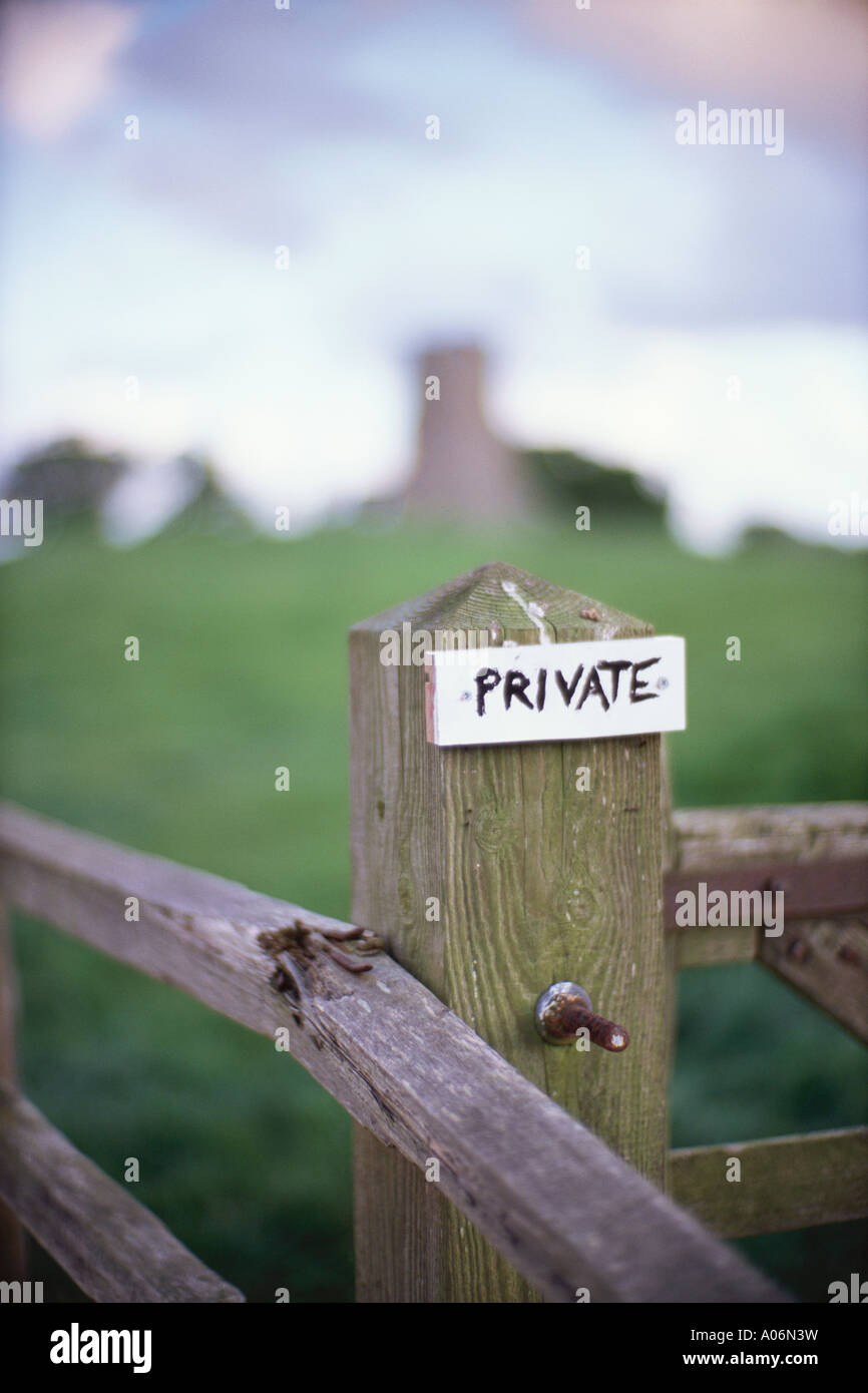 Puerta de madera marcados como privados que conducen a la locura del castillo cerca de Walsingham Norfolk UK Foto de stock