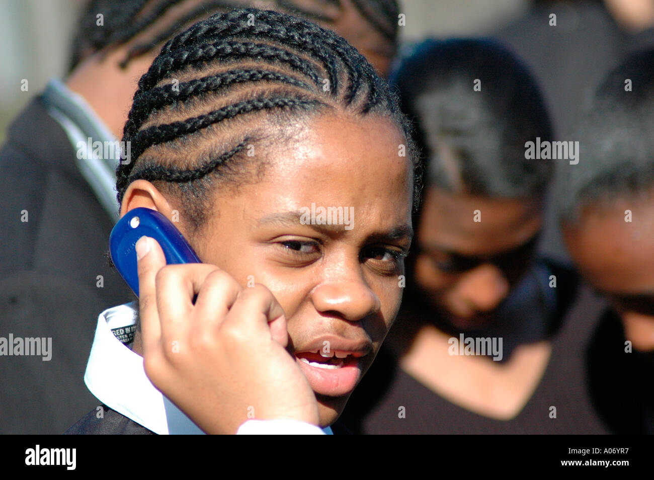 Joven Negro en el teléfono móvil con fila de maíz trenzas de pelo de  cornrow en traje de negocios en Fotografía de stock - Alamy