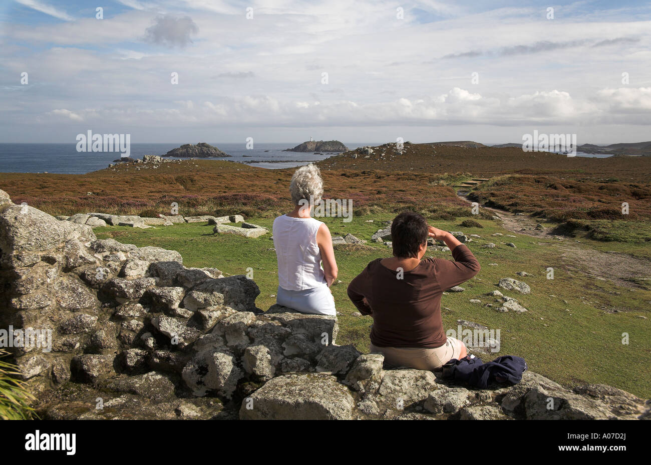 Colina la ruina del Rey Carlos Castillo Tresco Isles of Scilly con dos señoras mirando a ver Foto de stock