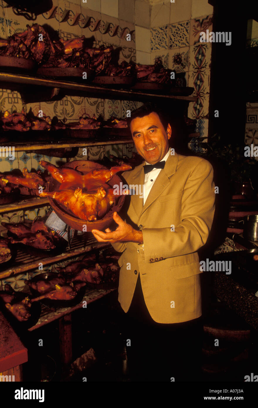 Español, camarero, holding, cochinillo asado, el cochinillo, Español la  comida y la bebida, la comida y la bebida, Botín Restaurante Cuchilleros,  17, Madrid, España Fotografía de stock - Alamy