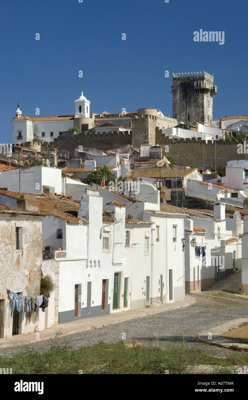 Portugal, el Alentejo, Estremoz, las murallas de la ciudad, el castillo y  la torre de tres coroas Fotografía de stock - Alamy