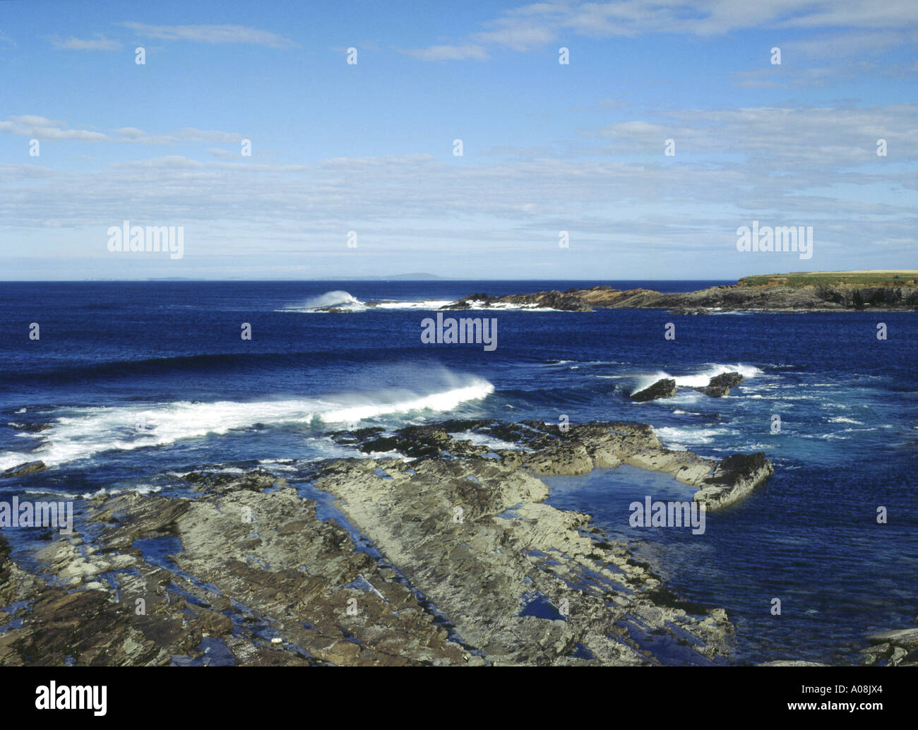 La costa norte de las ISLAS ORCADAS BIRSAY Surf olas en la orilla rocosa Foto de stock