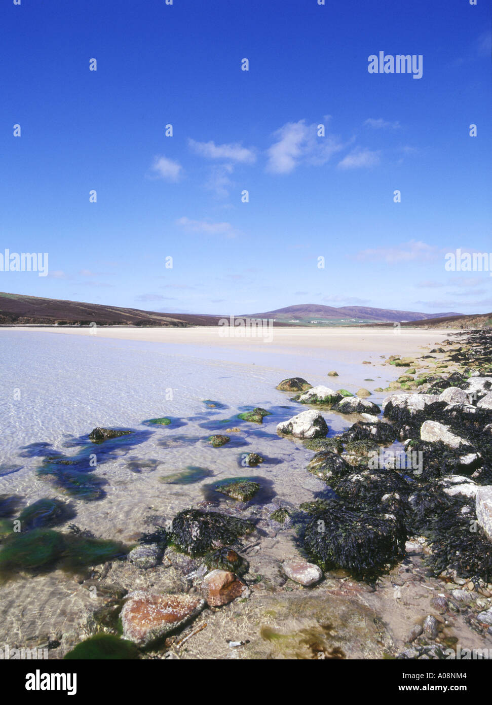 Dh Waulkmill Bahía Escocesa ORKNEY ORPHIR rocas en la orilla de arena de la bahía de playa de arena y mar azul cielo, Gran Bretaña Foto de stock