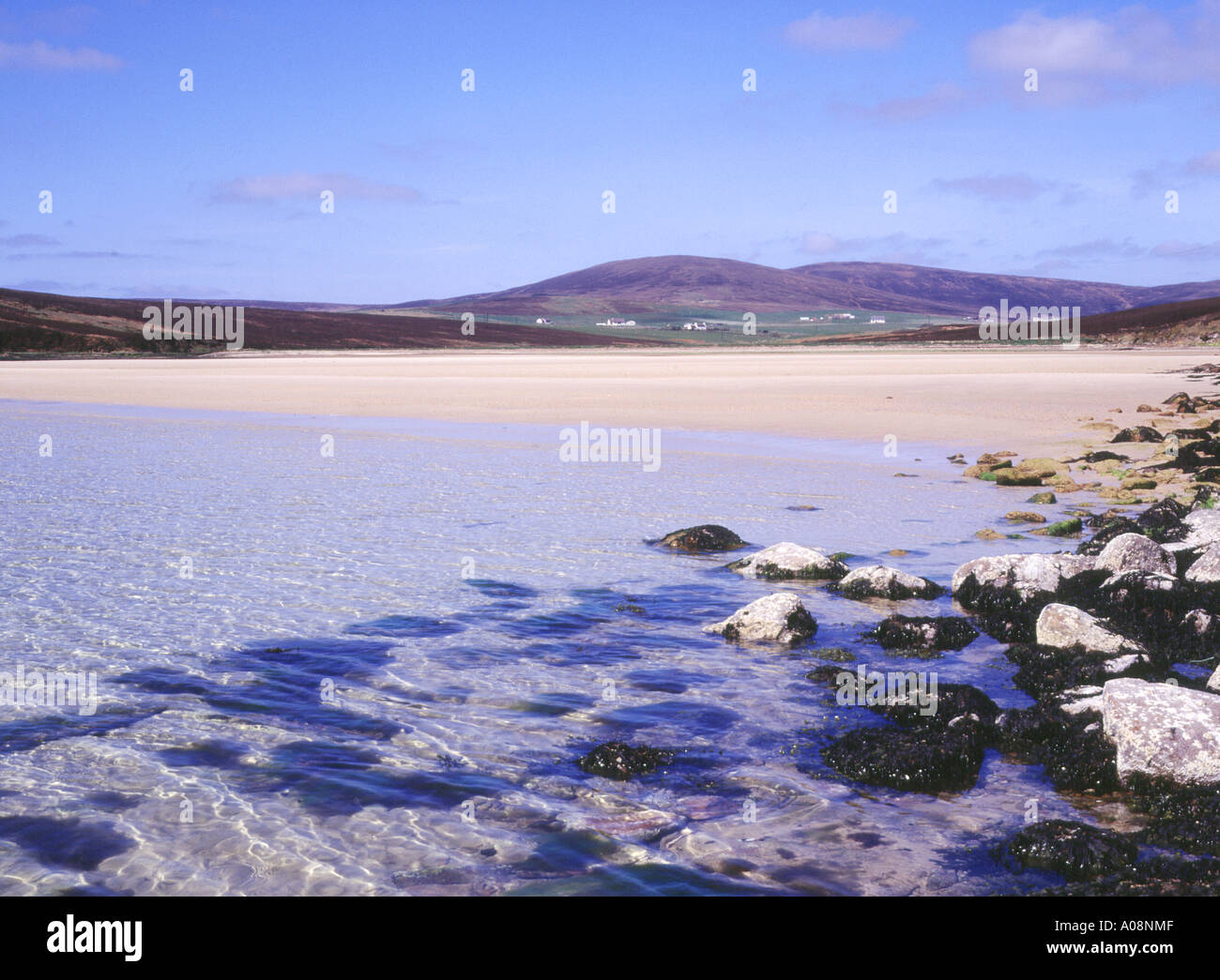 dh Waulkmill BAY ORPHIR ORKNEY Shore playa arenosa mar algas tranquilo cielo azul costa paisaje tranquilo mar arena verano islas del reino unido escocia Foto de stock