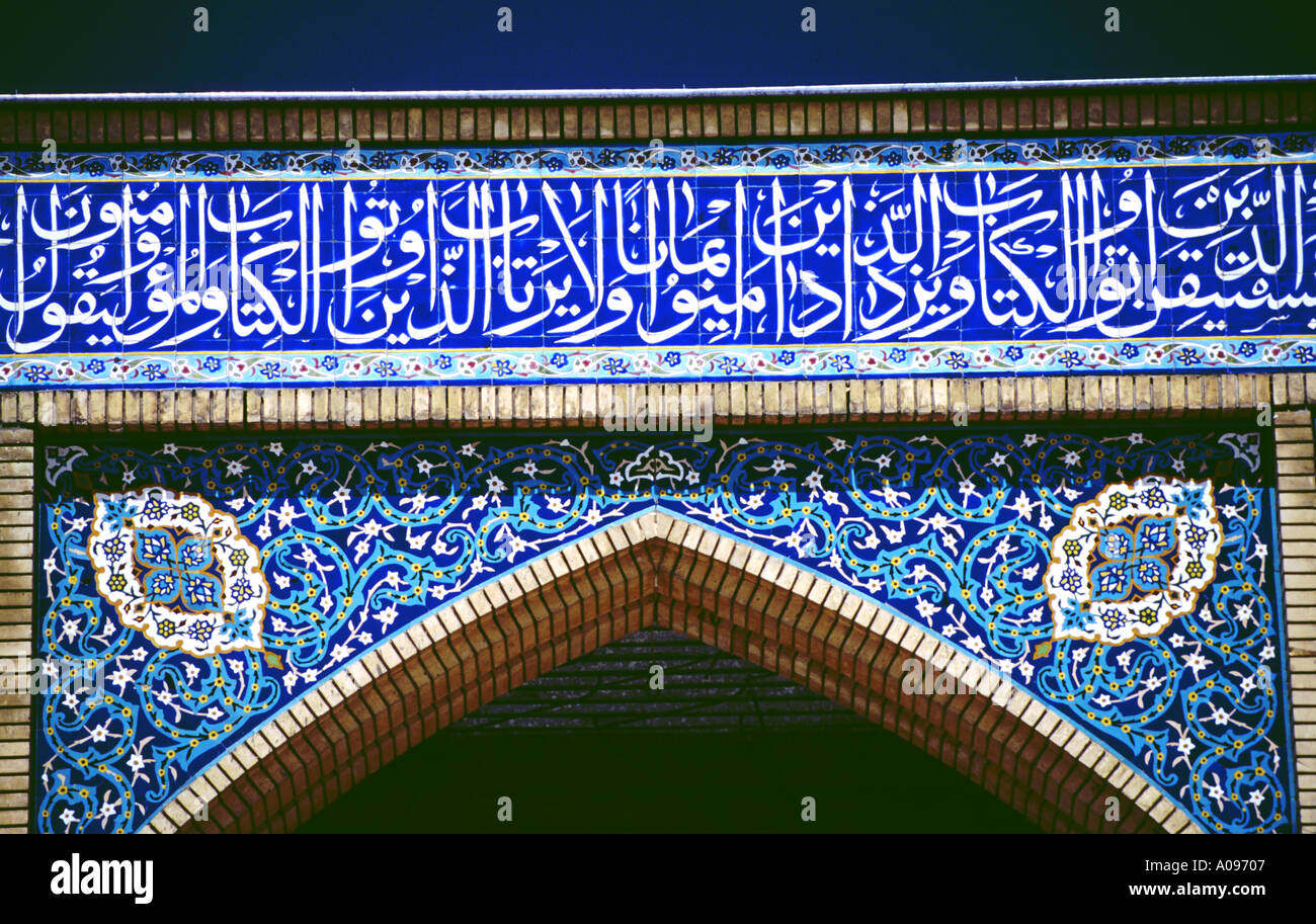 Irán Shiraz parte de la mezquita del viernes los azulejos de mosaico azul ornamentales arabian architektur muslime arte islámico Foto de stock