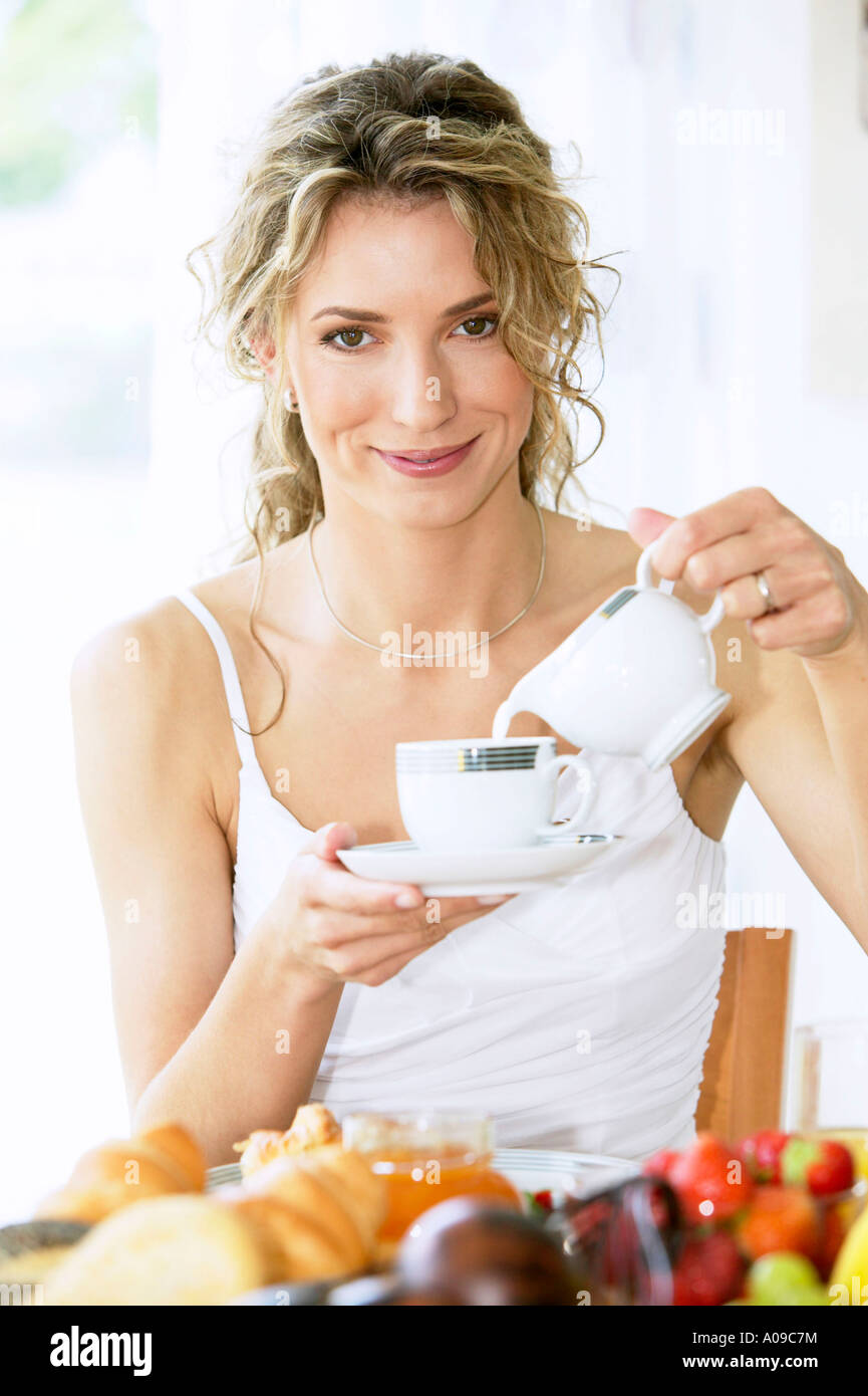 Frau beim Fruehstueck, mujer en el desayuno Foto de stock