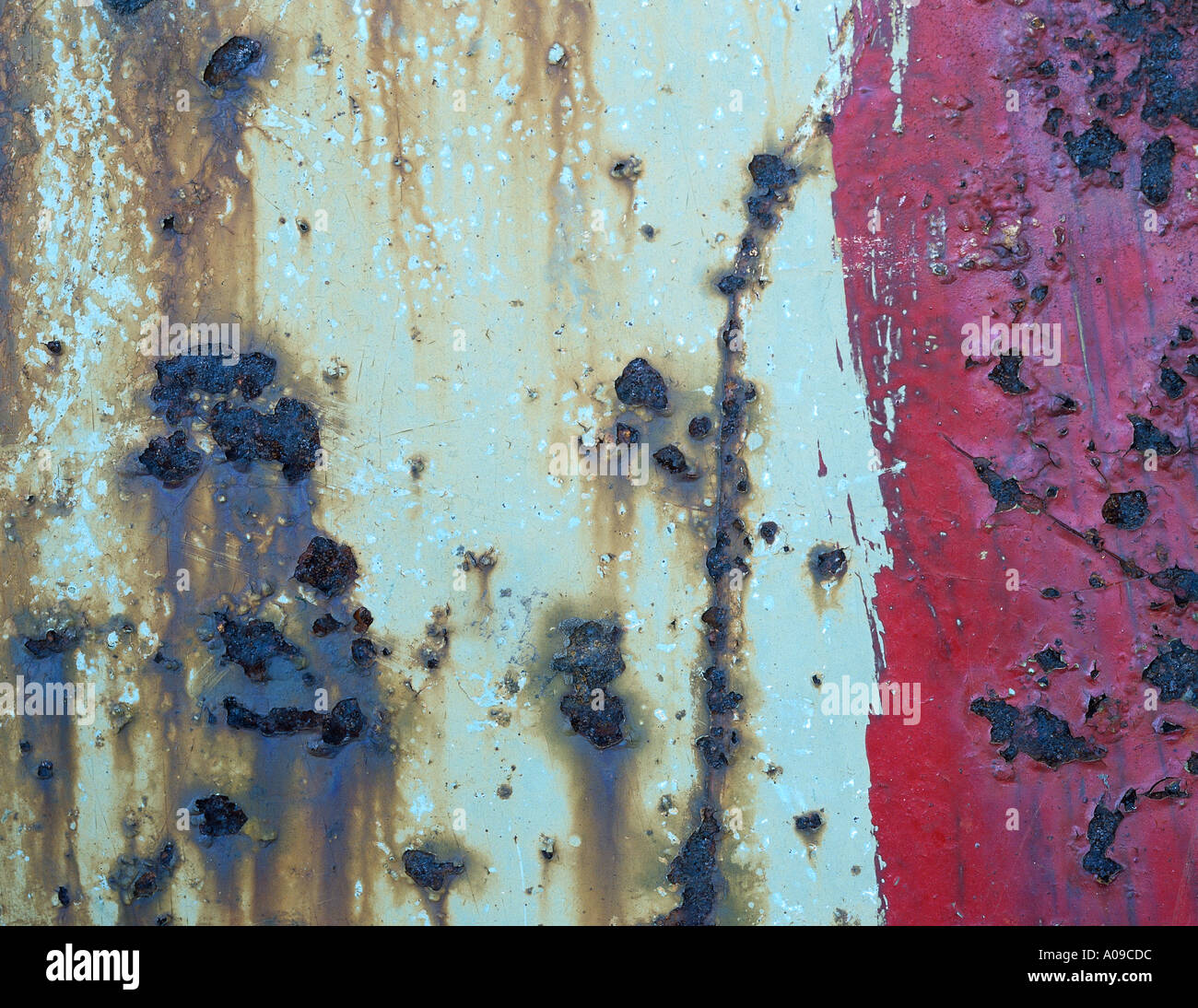 Un primer plano de una más vieja y gastada de corrosión y oxidación de  metales con peeling superficial y escamas de pintura blanca y roja sobre  ella Fotografía de stock - Alamy