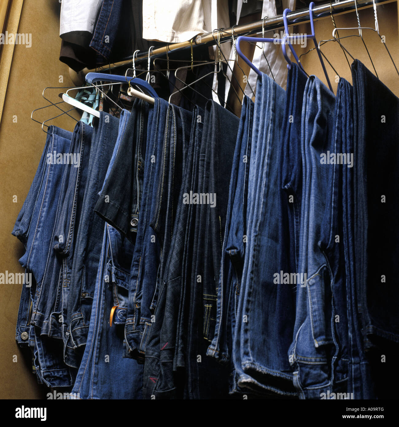Meseta horno bestia Una selección de pantalones vaqueros de colgar en un armario Fotografía de  stock - Alamy