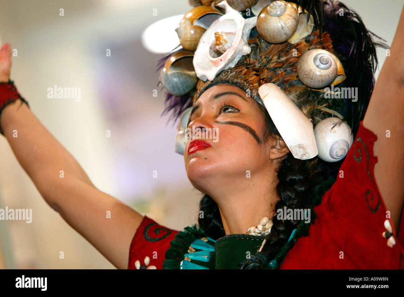 México Frau en Landestracht, Aztek baile indio retrato de mujer Fotografía  de stock - Alamy