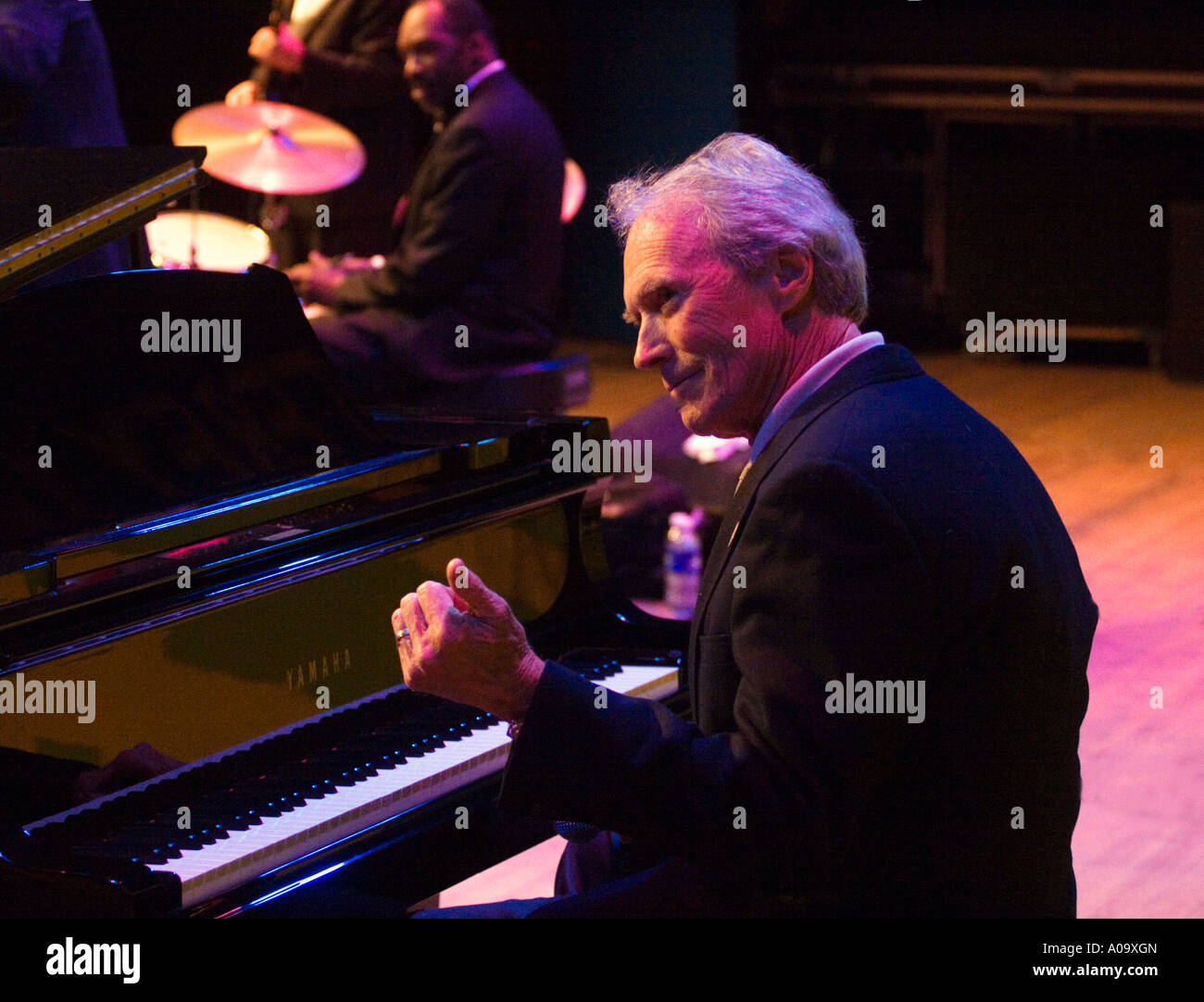 CLINT EASTWOOD, toca el piano en el Festival de Jazz de Monterey Fotografía  de stock - Alamy