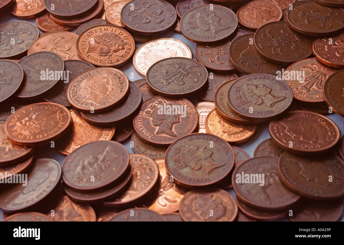 Pila de dos peniques británicos y un penique / monedas de centavo Foto de stock