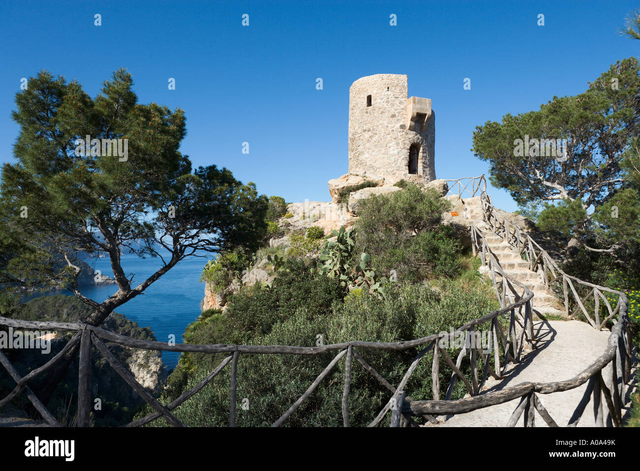 Mirador la Torre de Es Verger, Costa oeste cerca de Banyalbufar, Mallorca, España Foto de stock