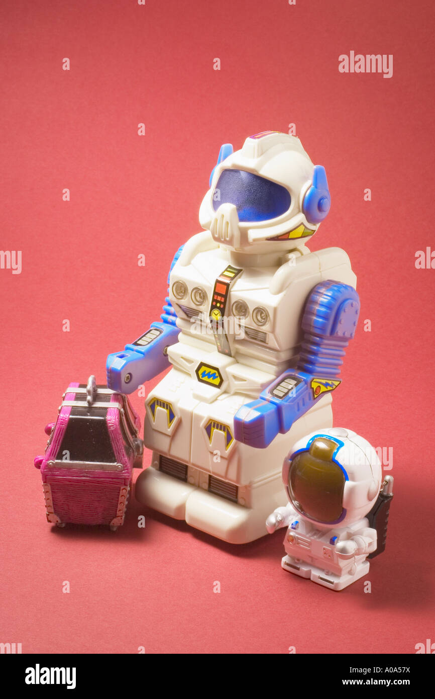 Robot grande y pequeño robot con bolsa Fotografía de stock - Alamy