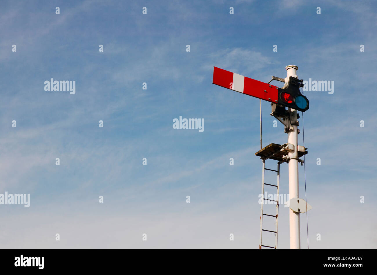 Señal ferroviaria contra el cielo azul de color rojo Foto de stock
