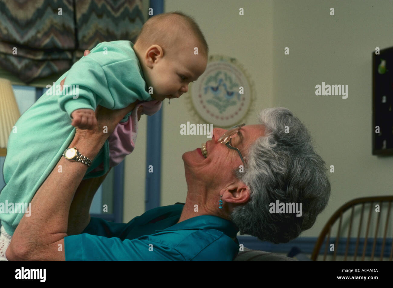 Abuela sosteniendo nieta Foto de stock