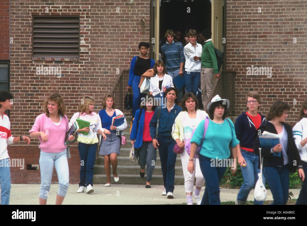 Los estudiantes salen de Glen Burnie High School al final del día escolar Maryland Foto de stock