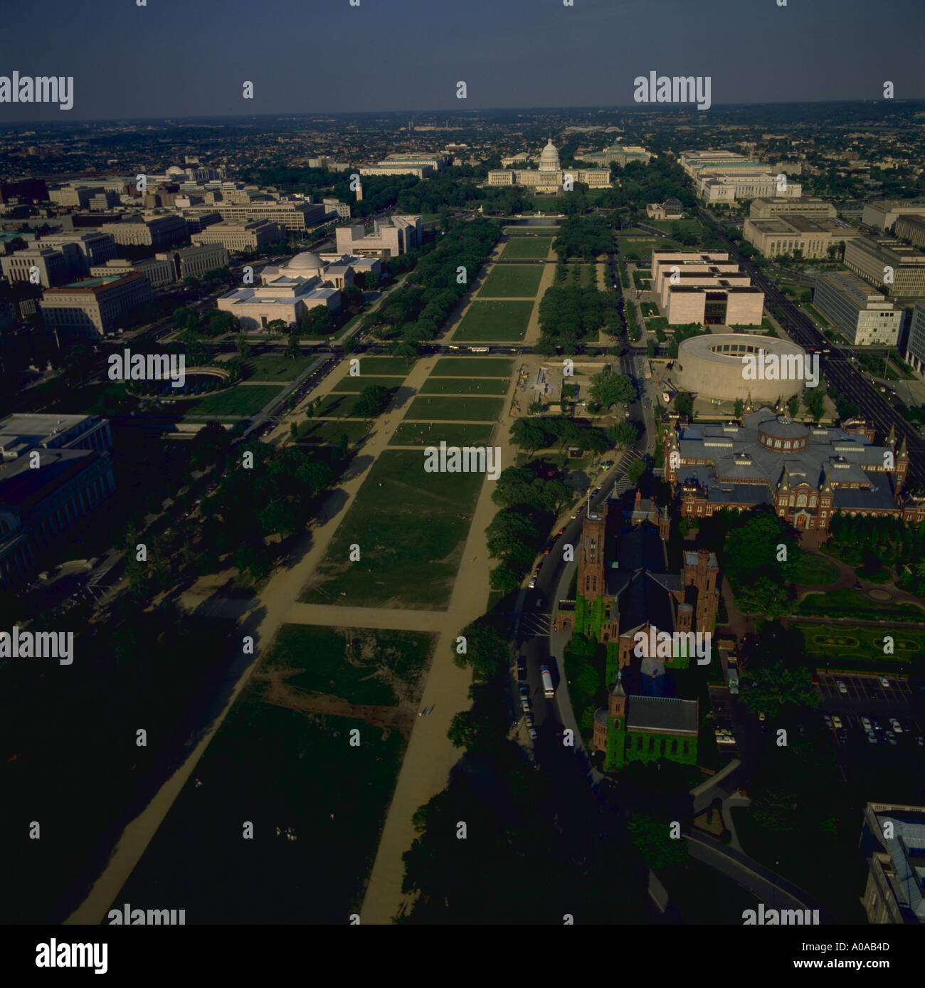 Vista aérea del Mall en Washington DC, con edificios Smithsonian en el primer plano y el Capitolio U en el fondo Foto de stock