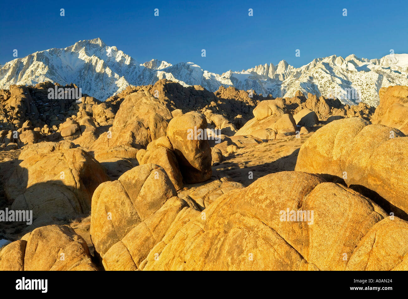 Alabama Hills amanecer con Lone Pine Peak y el Monte Whitney, California Foto de stock