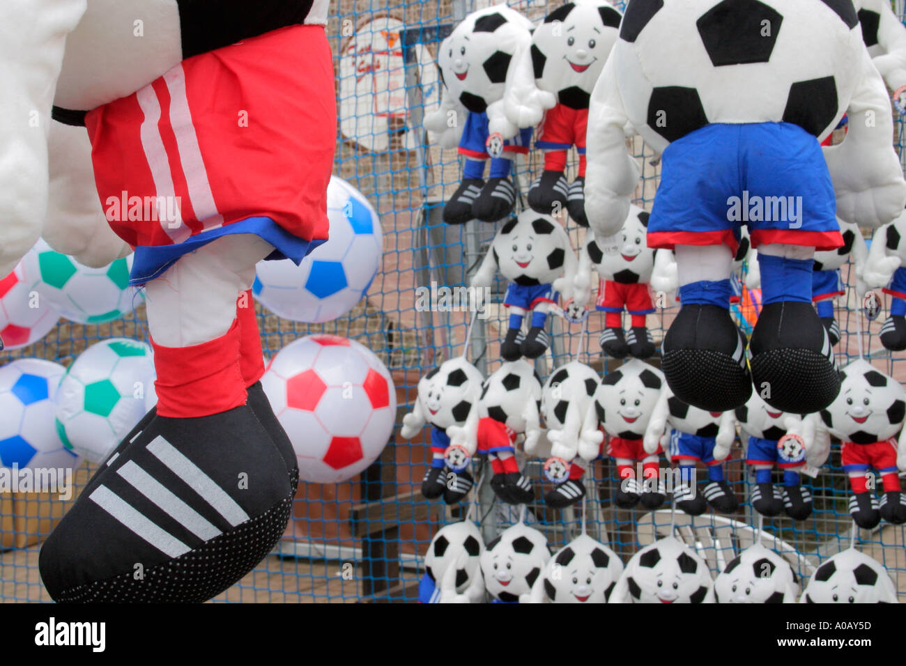Pelotas inflables y juguetes blandos en tiras de fútbol premios en calado  de feria Fotografía de stock - Alamy