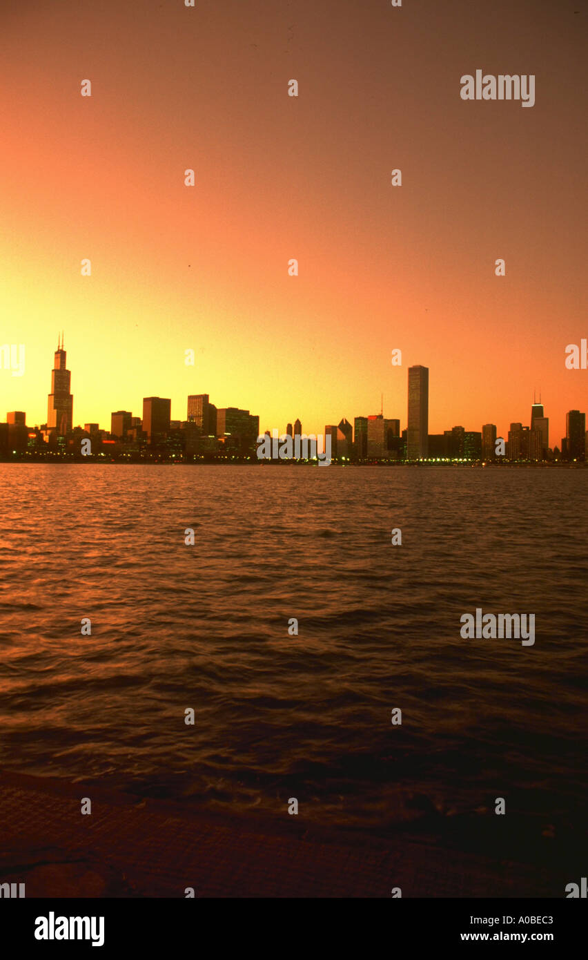 Ciudad de Chicago con el Lago Michigan en primer plano al atardecer posterizadas Foto de stock