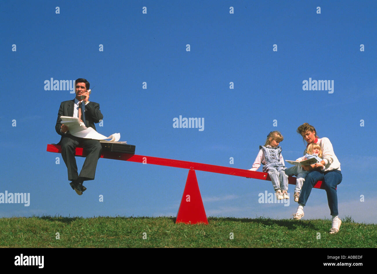 El padre y la madre equilibrar las responsabilidades modelo liberado Foto de stock