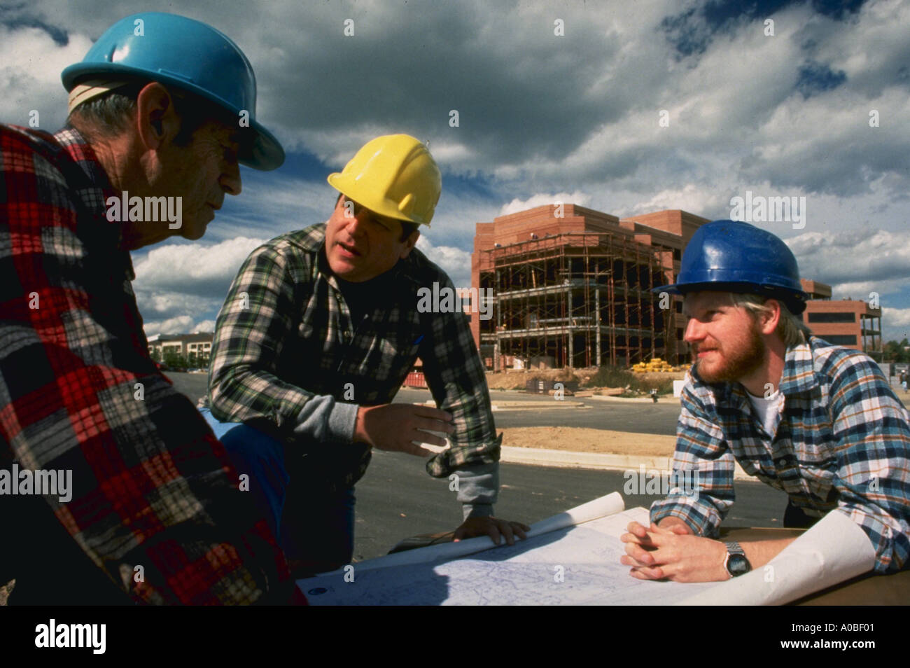 Los trabajadores de la construcción en el nuevo edificio de oficinas site Foto de stock