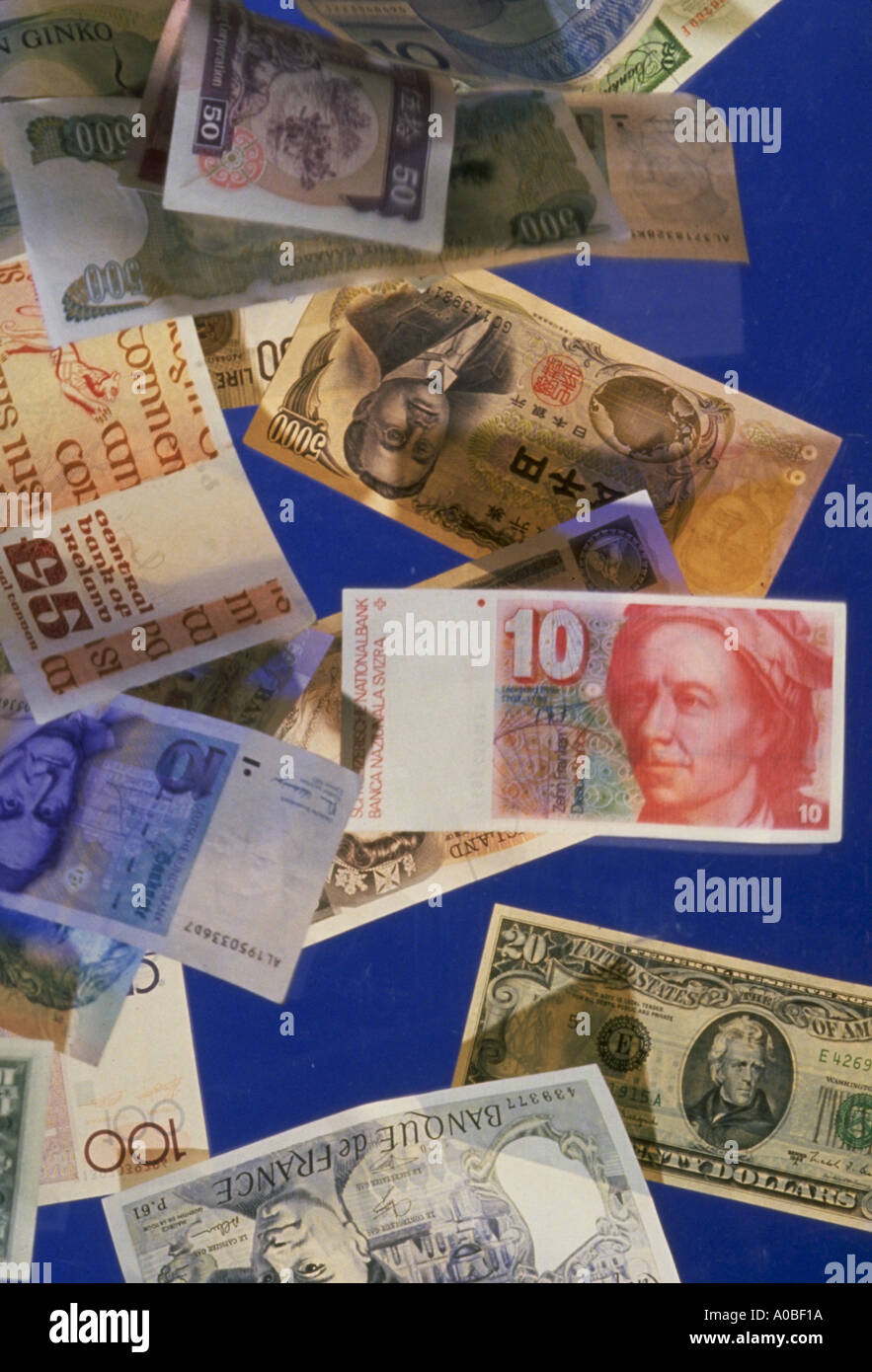 Las principales monedas del mundo flotando en el espacio Foto de stock